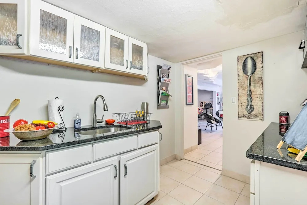 Contemporary Cincinnati Apt w/ Wifi, Near Kenwood!