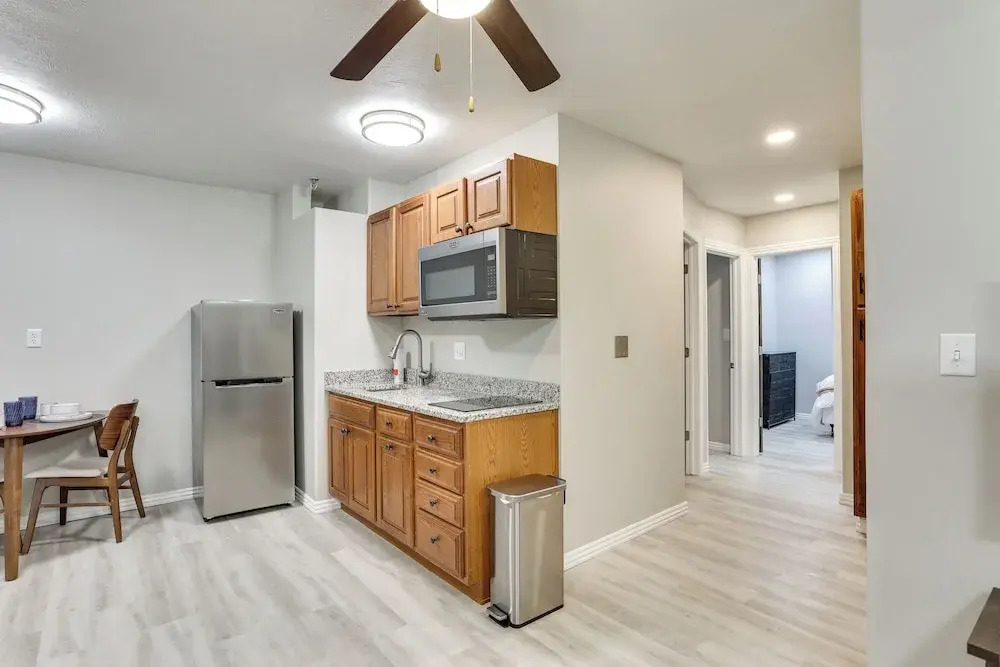 Half-mi to Oakland City Golf Club: Sleek Apartment
