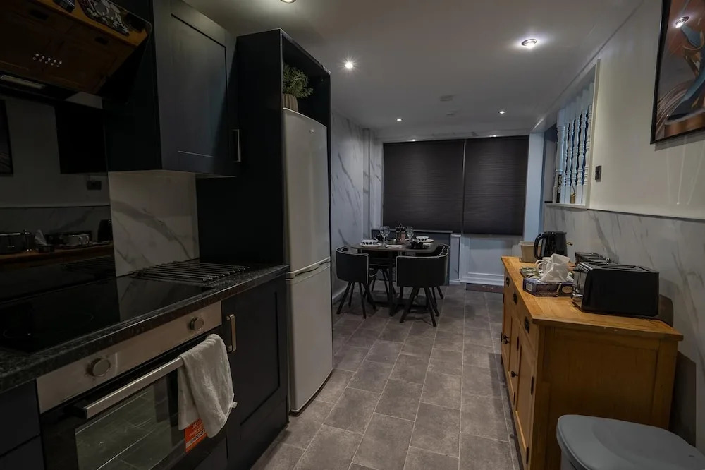 Charming 2 Bedroom Luxurious Home in Thamesmead South East London