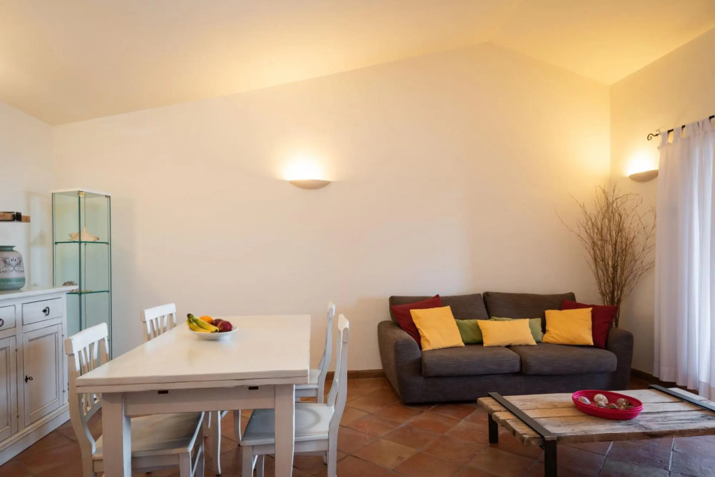 It has a double room with a double bed, a bathroom, large living room with sofa bed (1,40 m - for 1-MOLARA 2_PT