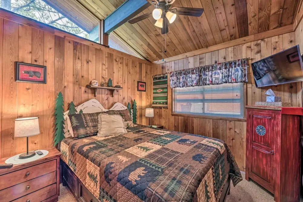 Quiet Retreat w/ Hot Tub - 16 Miles to Ski Apache!