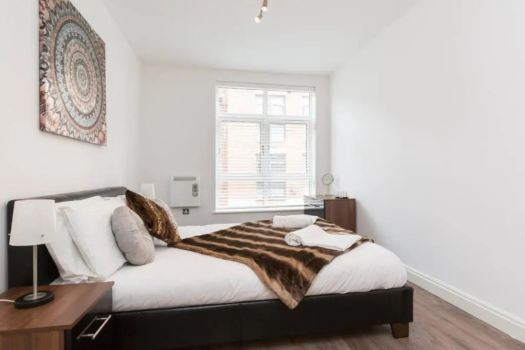 Zen Modern 2 Bedroom Apartment close to city centre ideal for a group of 4-6