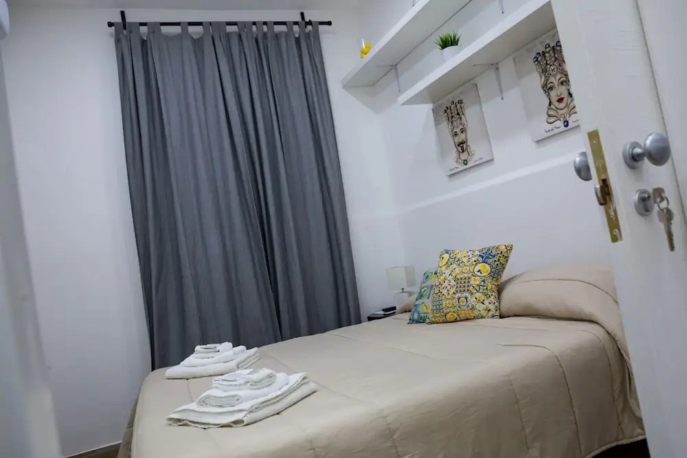 Re Carlo Rooms