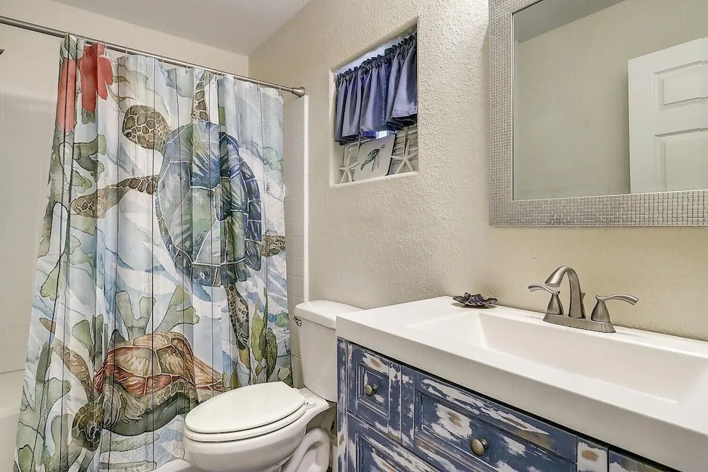 Heron Hideaway 2 Bedroom Cottage by RedAwning