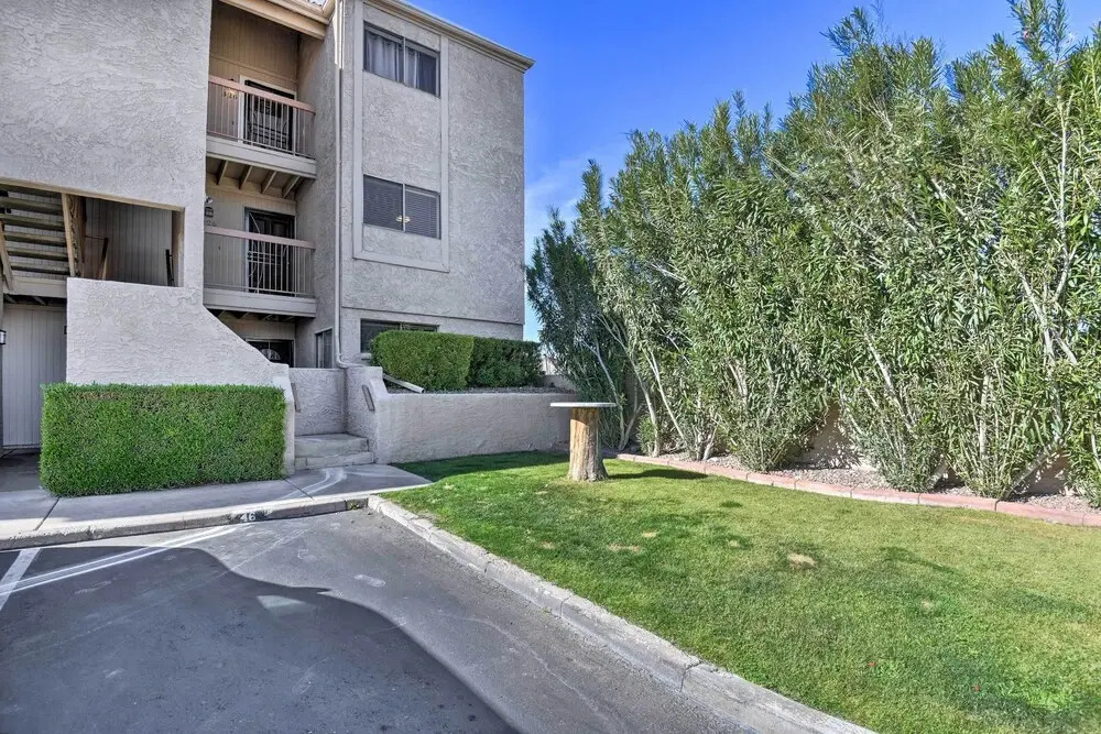 Scottsdale Condo w/ Pool Access: Hike, Swim & Shop