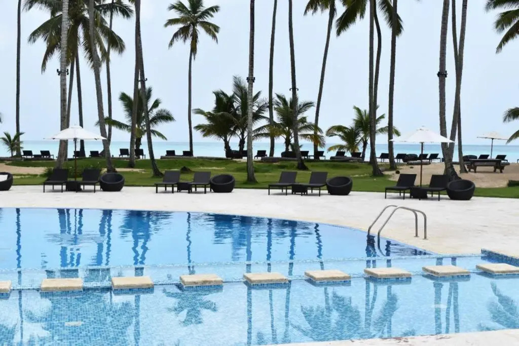 Apartment on the beach with pool and restaurant