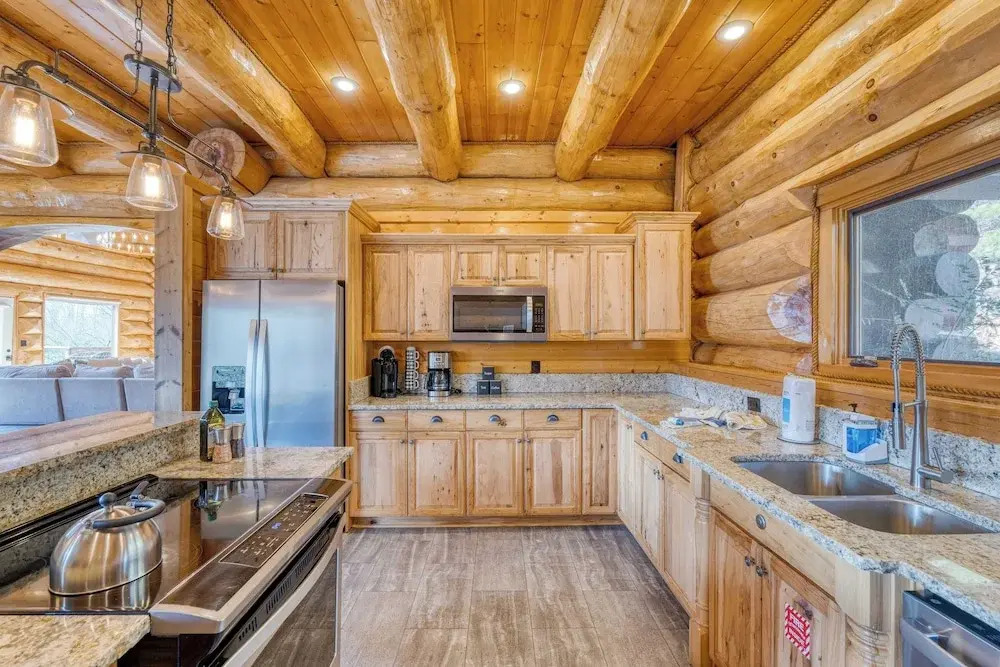 Sleeps 21 Luxury Cabin w/ Panoramic View, Hot Tub, Game Room Pinnacle Chalet