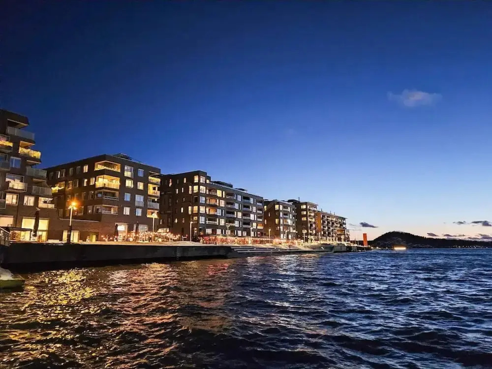 Room in Apartment - Waterfront Suite Super Kingbed With Terrace And TV
