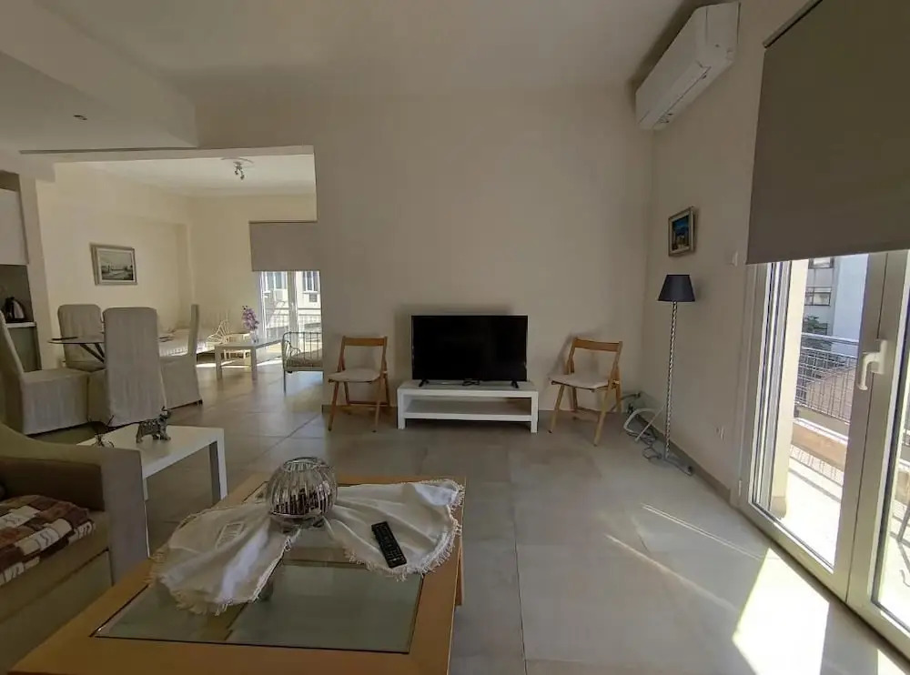 Vibrant City Oasis 2BR near Metaxourgeio