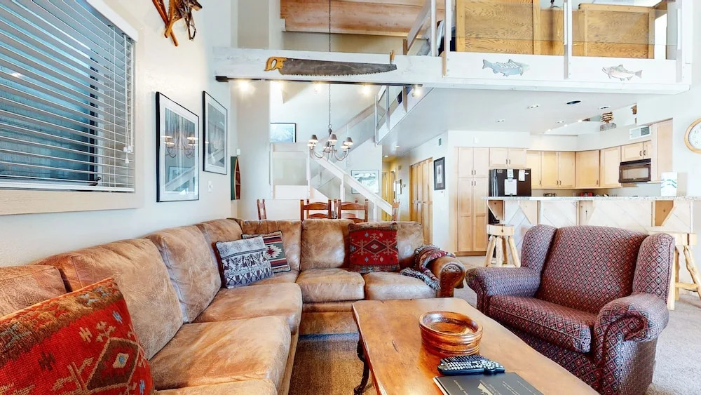 Snowcreek IV 622 Light, Bright and Updated, Walk to Snowcreek Athletic Club by RedAwning