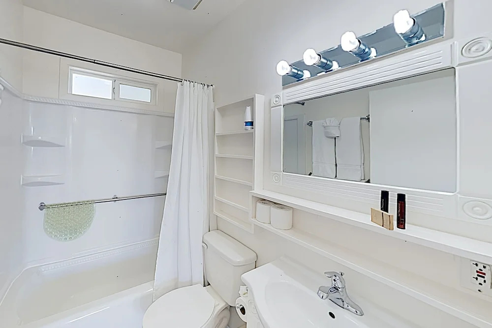2BR Breezy Summerland Home by RedAwning