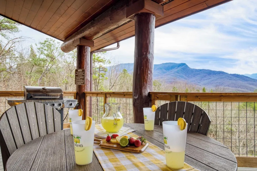 Sleeps 21 Luxury Cabin w/ Panoramic View, Hot Tub, Game Room Pinnacle Chalet