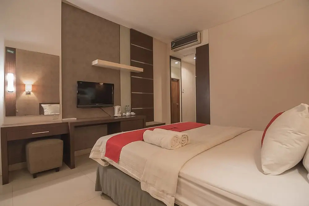 RedDoorz Premium near Paris Van Java Mall