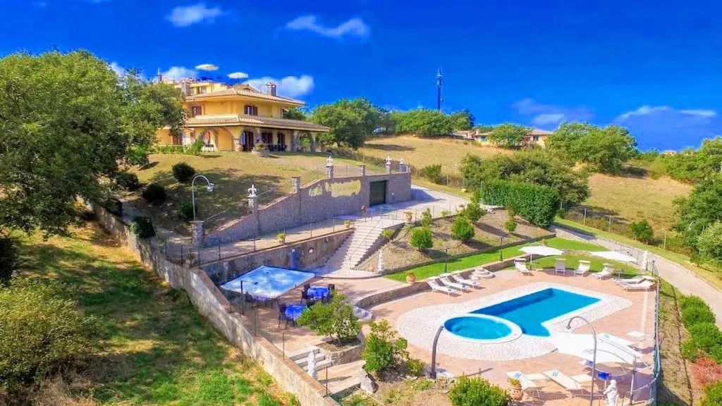 Lake View Luxury Villa and Pool