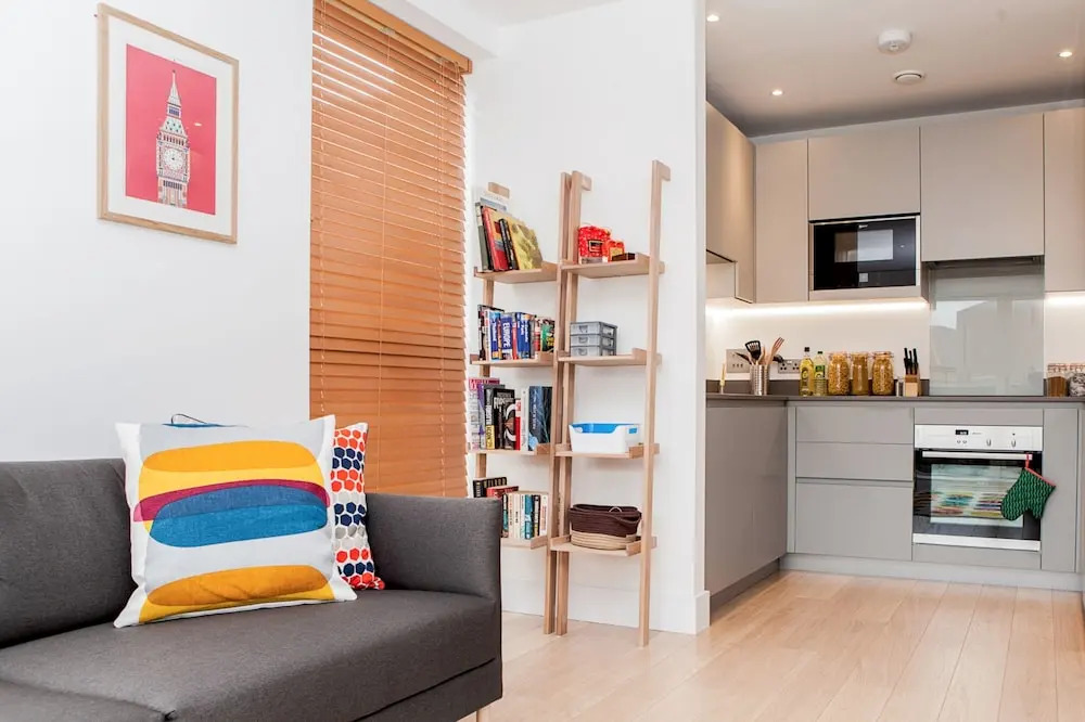 Colourful Modern Brixton 2 Bed with Balcony