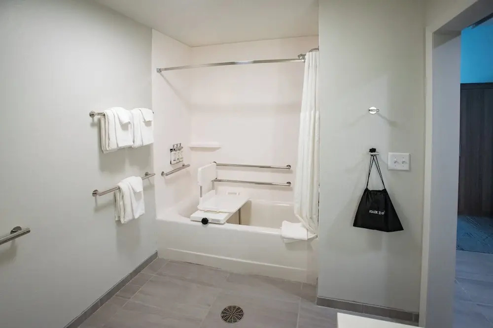 Holiday Inn Express & Suites Pensacola Airport North – I-10 by IHG