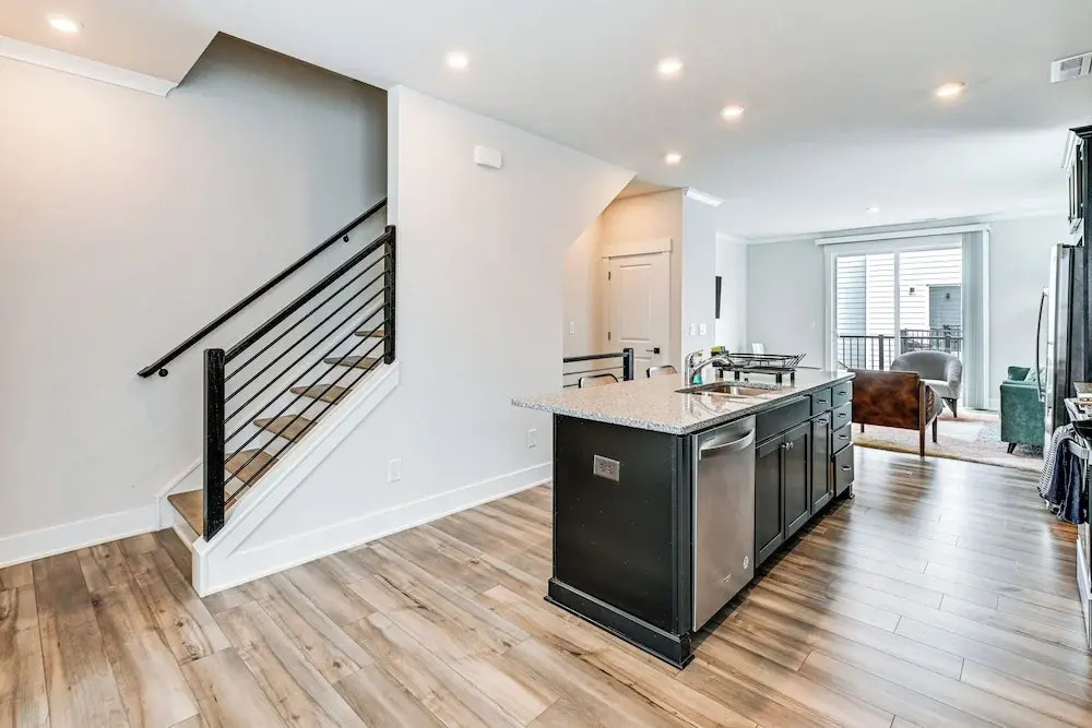 2 Mi to Uptown Charlotte: Townhome w/ Balconies!