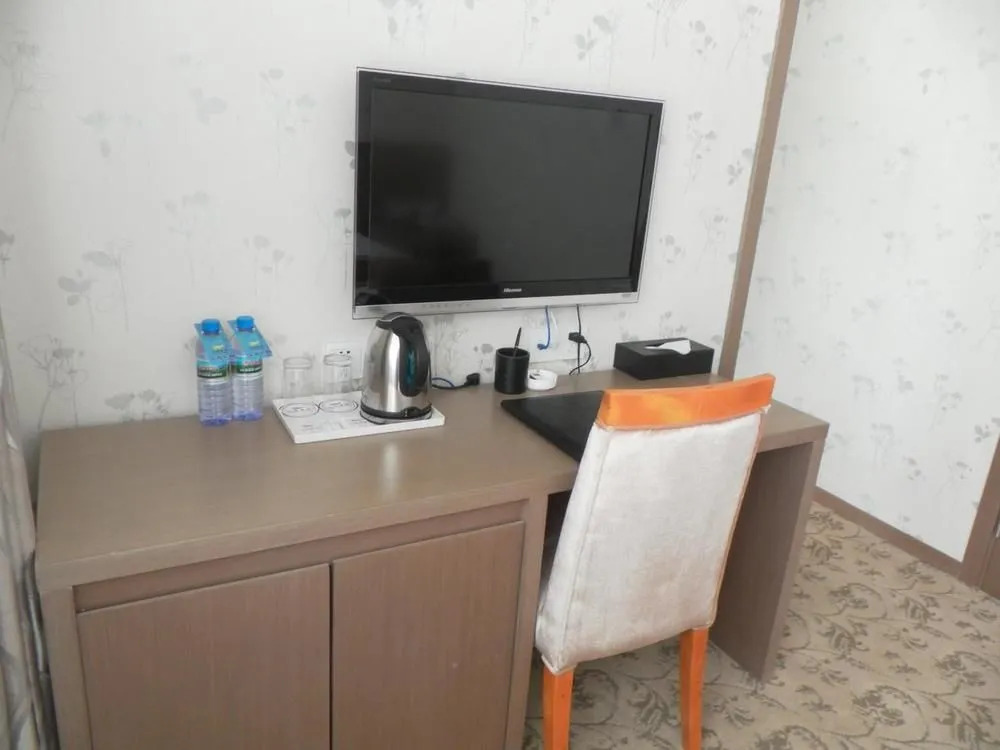 Rongcheng Celebrity Hotel High Speed Rail Station Shop