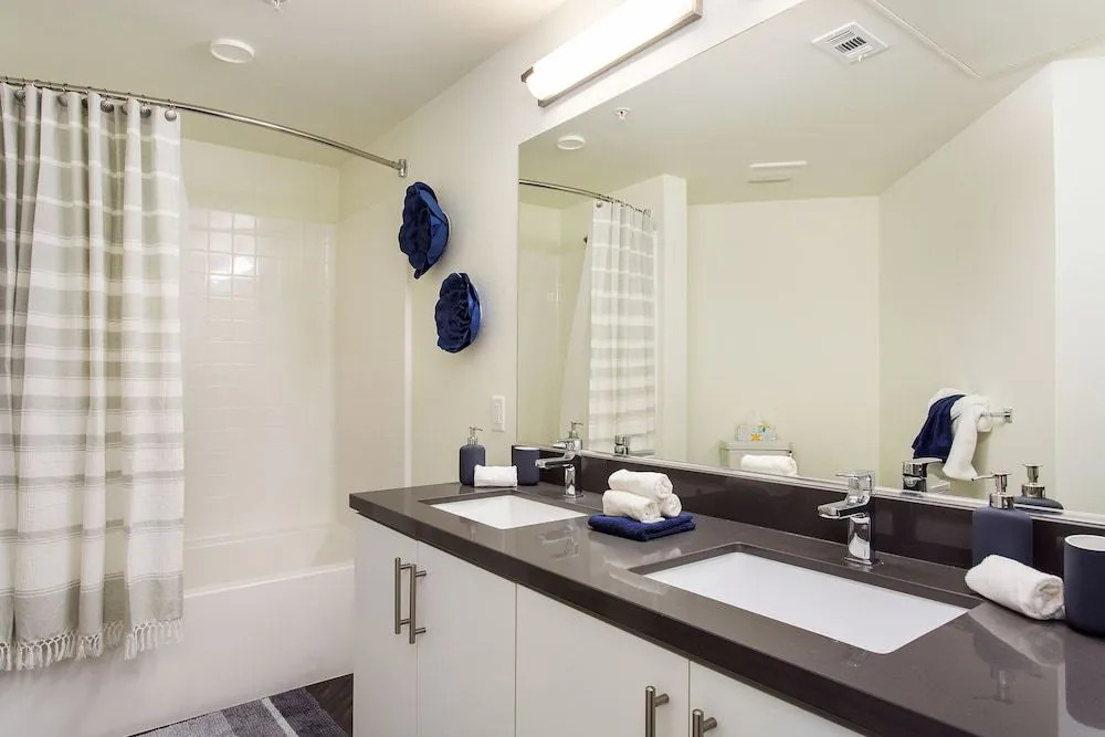 Luxurious 2BD & Den Hollywood Apartment