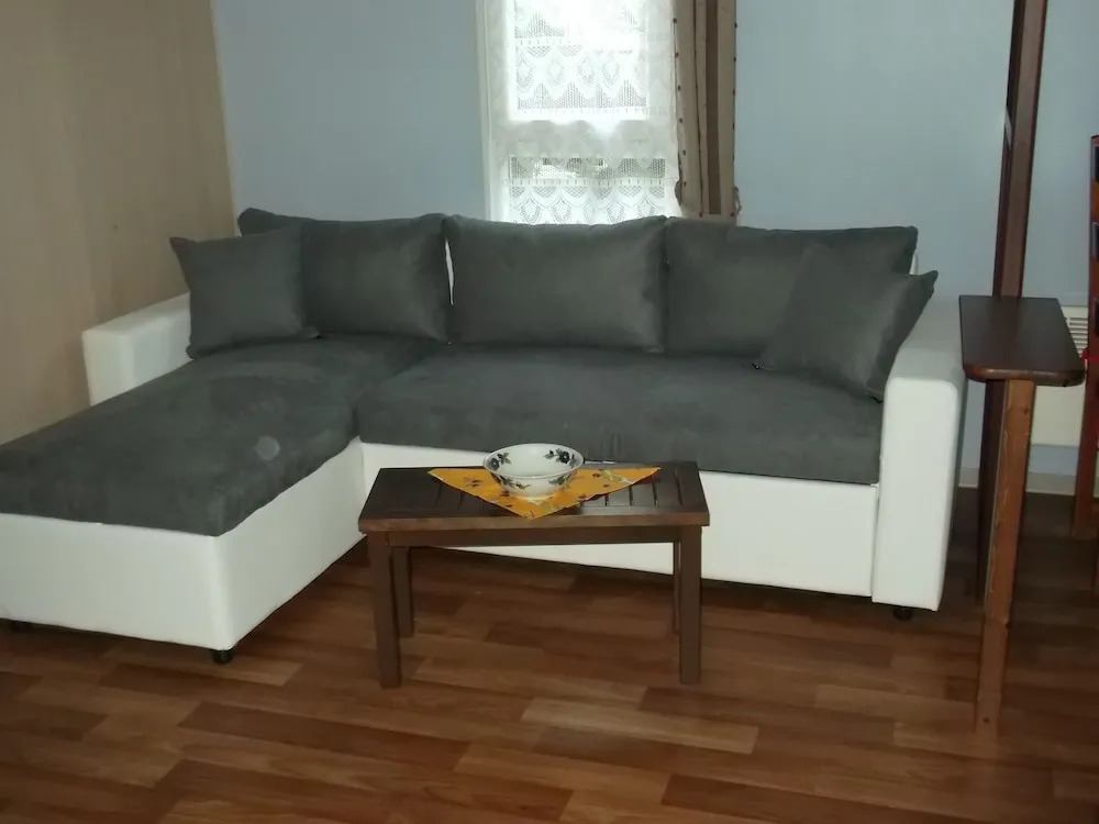 Cosy, 2-bedroom Mobile Home With a Furnished Terrace and Serene Garden
