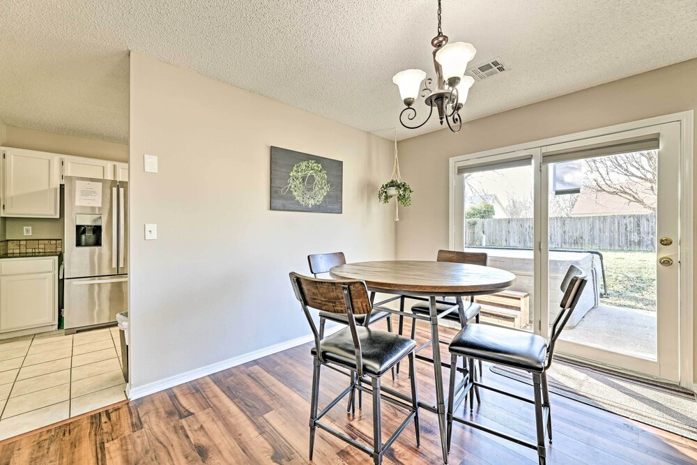 Fayetteville Home w/ Hot Tub ~ 3 Mi to U of A!