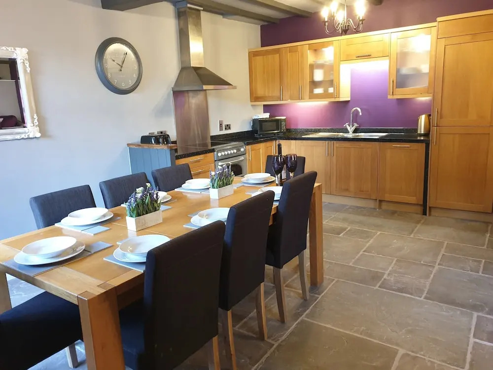 4 Bed Sleeps 8 On-Road Parking WiFi