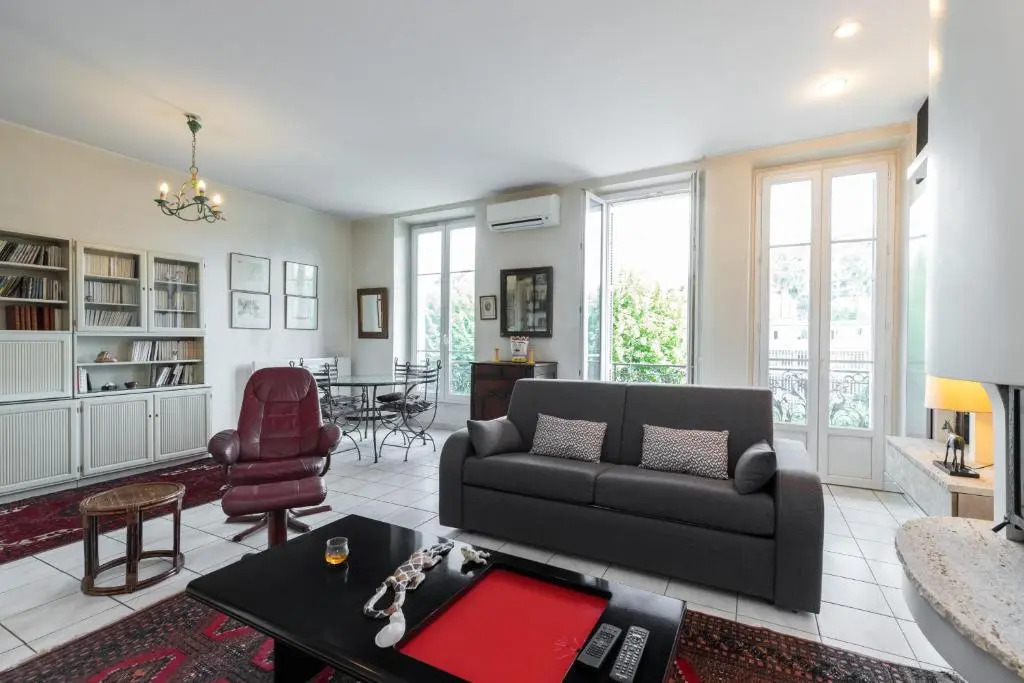 Large 2 Bdrs Downtown - 6 pax & AC