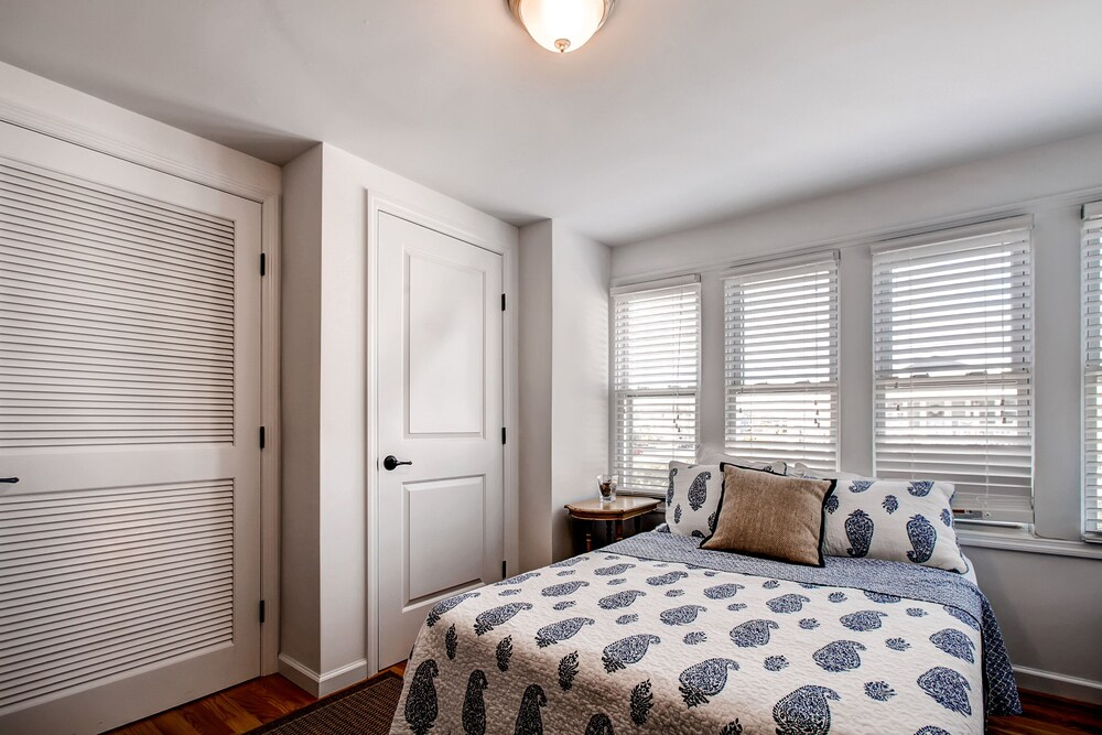 Recently Renovated LBI Apt w/ Deck on Beach Block!