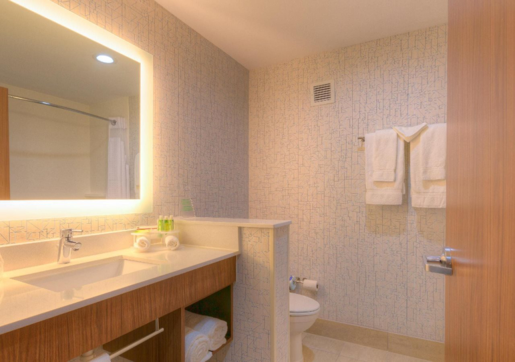 Holiday Inn Express & Suites Tulsa Midtown by IHG