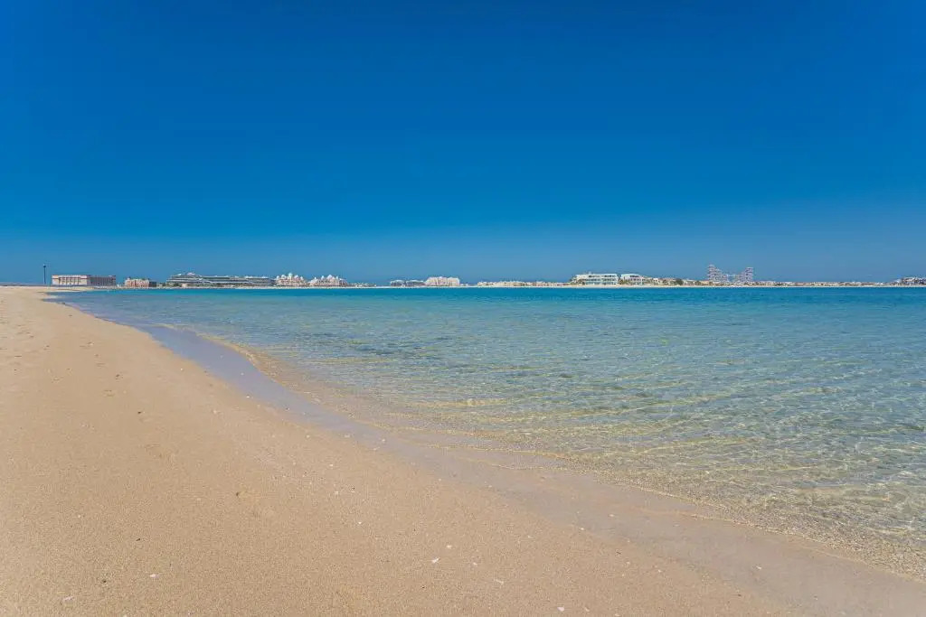 HiGuests - Luxurious 1BR in Palms with Private Beach Access
