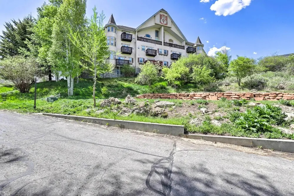 Peaceful Midway Studio w/ Mountain + Golf Views!