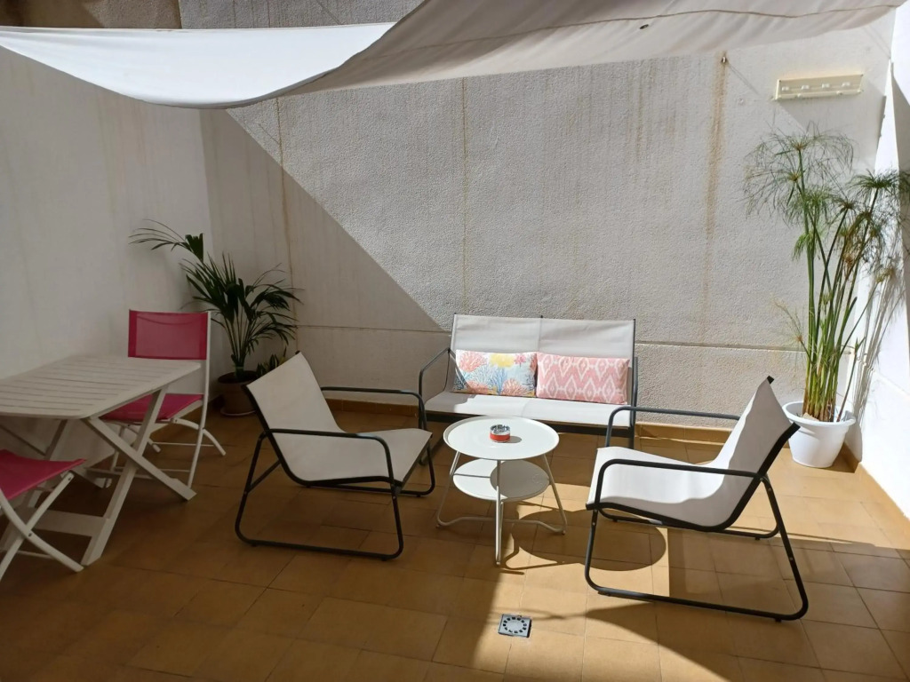 Fantastic apartment with private patio BEACH 10 mins walk