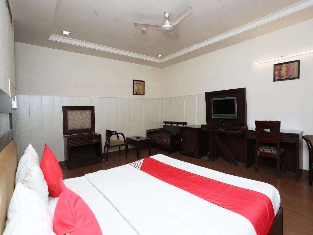 OYO 6845 The Grand Hotel