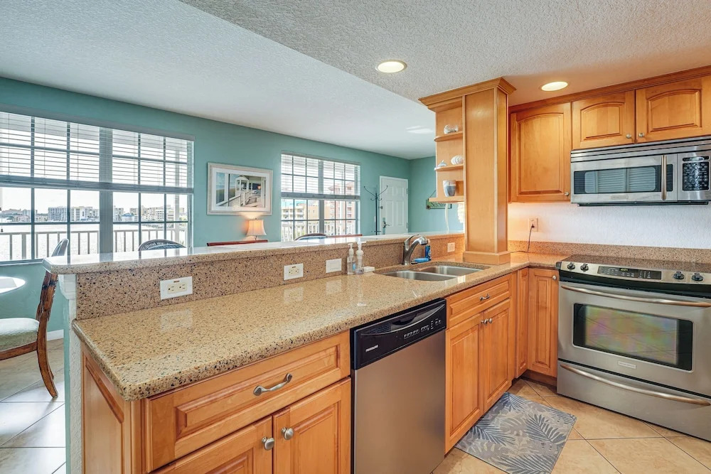 2 Blocks to Clearwater Beach: Walkable Coastal Gem