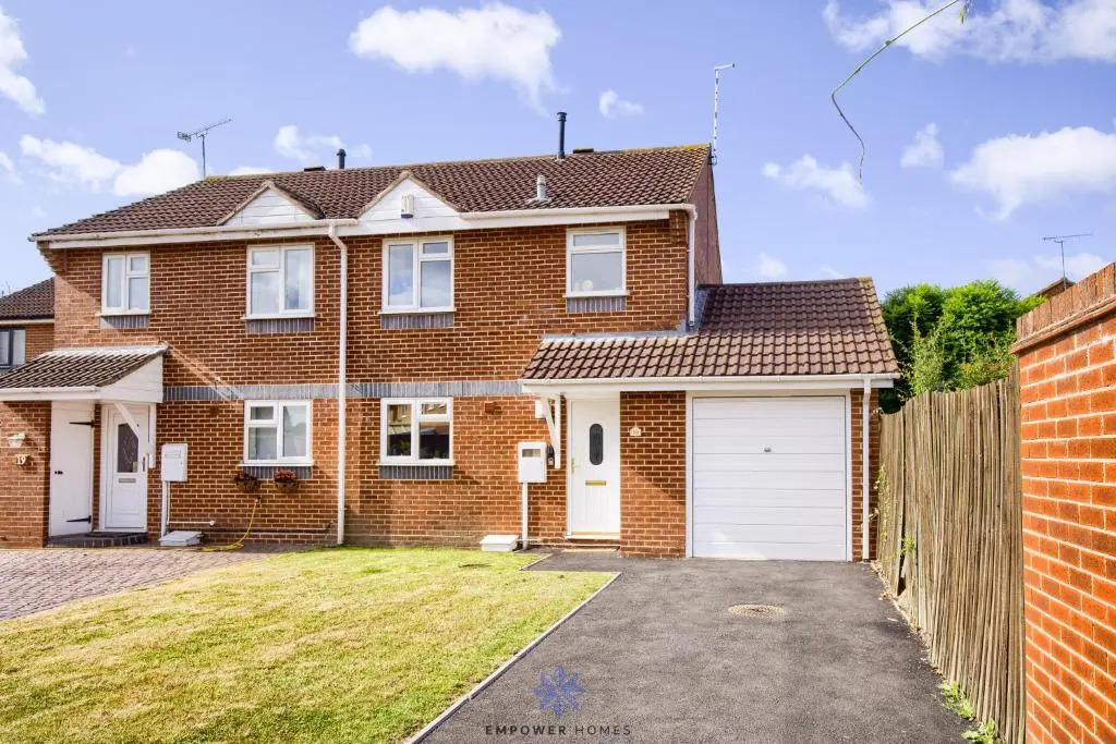 Coventry Beautiful House, University Hospital, M6 M69, Private Parking, Sleeps 6, by EMPOWER HOMES rates incl VAT