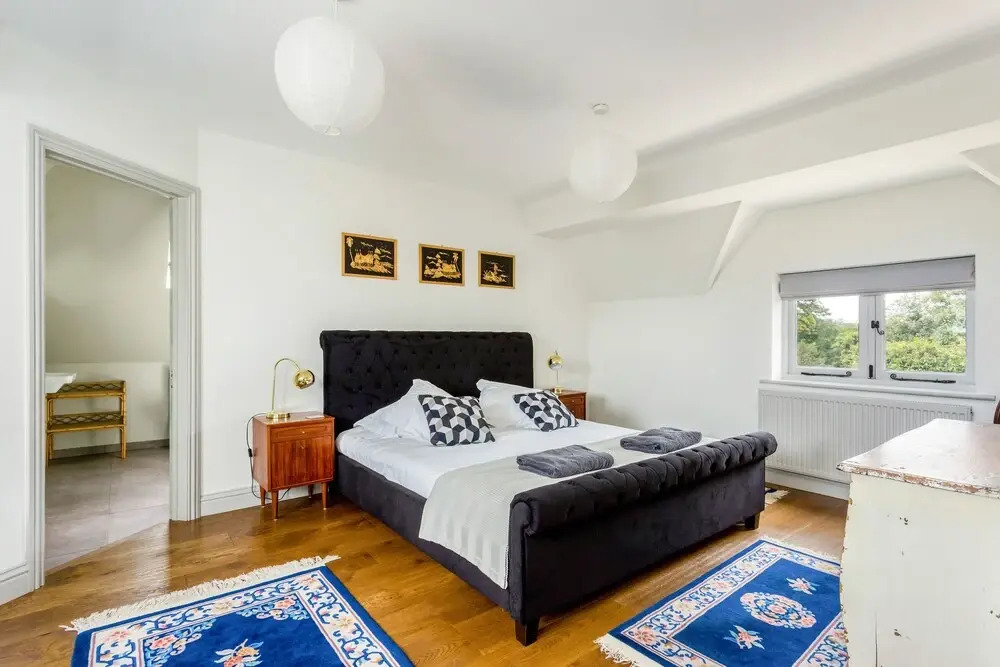 Spacious & Stylish Cotswold Family home