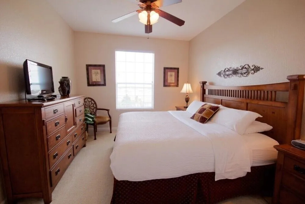 Executive Penthouse 3 Bedroom Condo by RedAwning