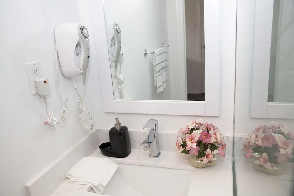 Cozy 3 bedroom, 2 bathroom Basement Suite in Toronto
