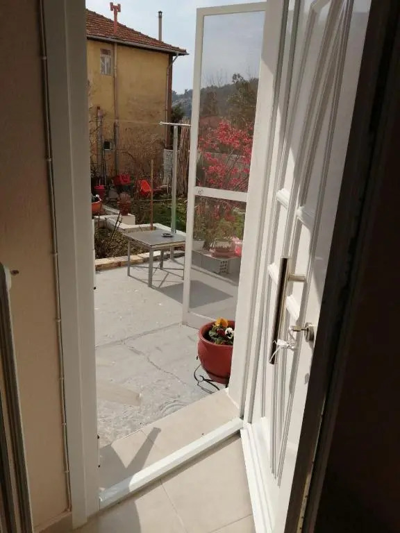 2020 renovated, sunny apartment with yard/garden