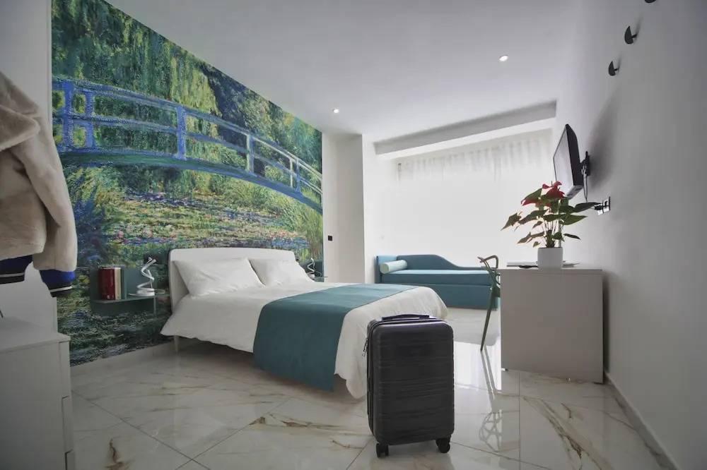 Be Coloured - Boutique Art Rooms in Naples