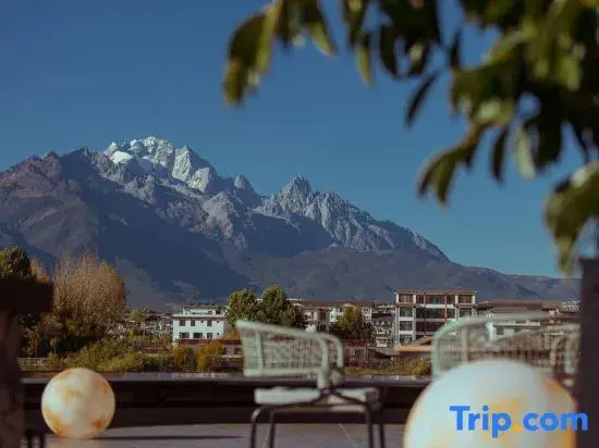 EARTHGAZE•STARSPANNG: 180-Degree Snow Mountain View Homestay (Lijiang Ancient Town Branch)