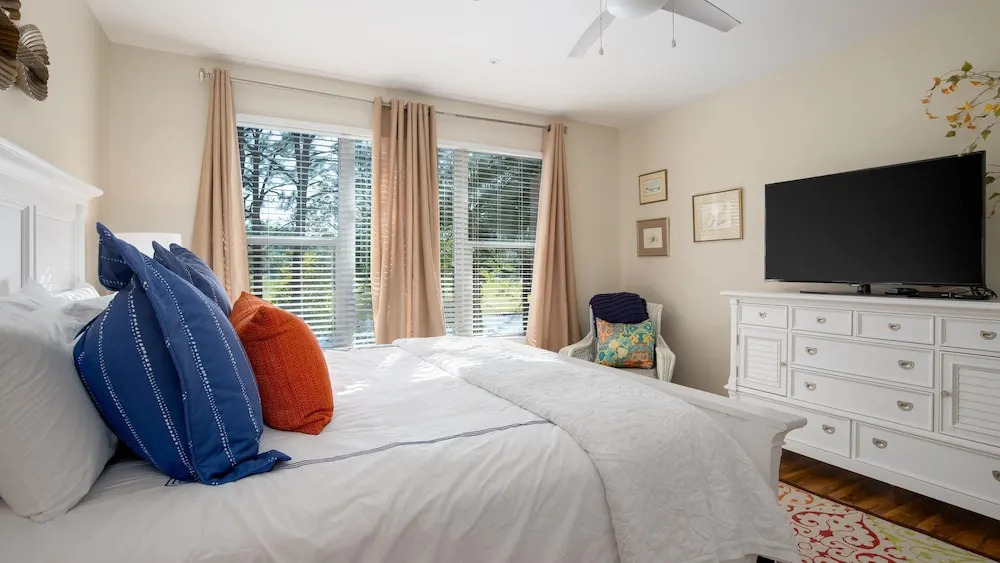 CONDO with GOLF CART and short walk to Village of Baytowne Wharf