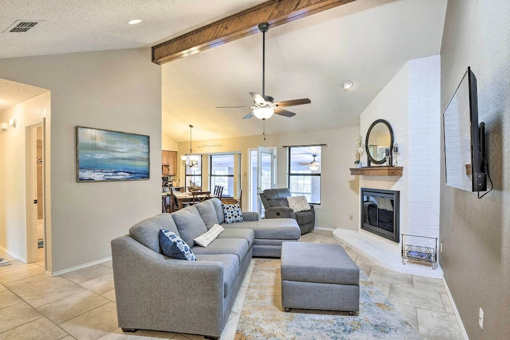 Granbury Home w/ Lake Granbury Access + Dock