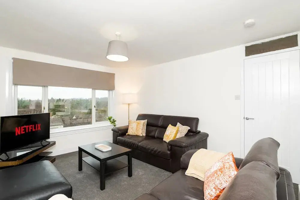 3 Bed House-free Parking-6beds