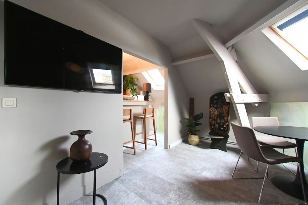 Up too 8- 10 Persons Stay in Antwerp
