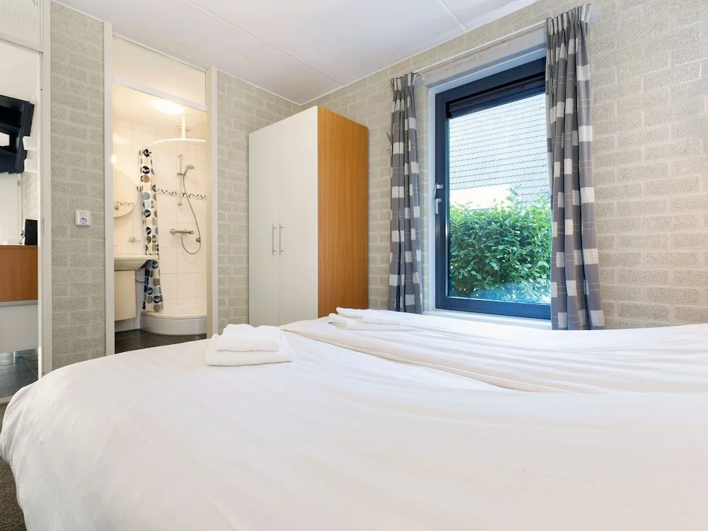 Comfortable Bungalow With Whirlpool Near the Vrachelse Heide