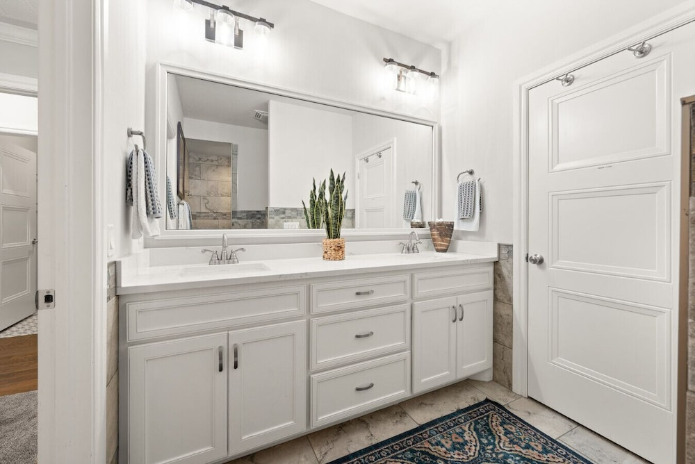 4BR Plaza District Home Games Near Downtown