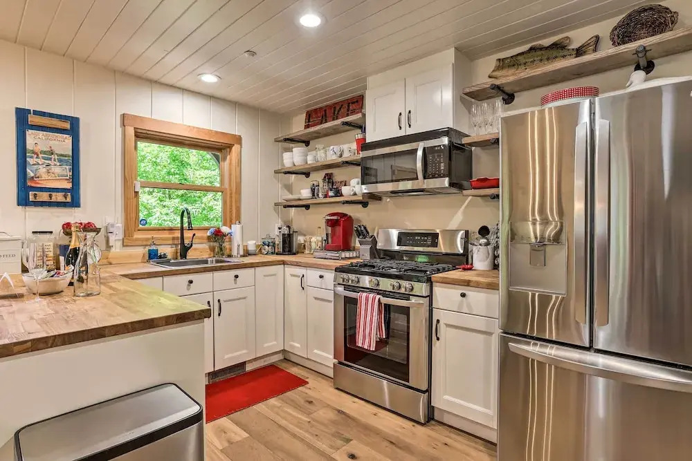 Steps to Lake: Cabin w/ Deck in Lake Arrowhead
