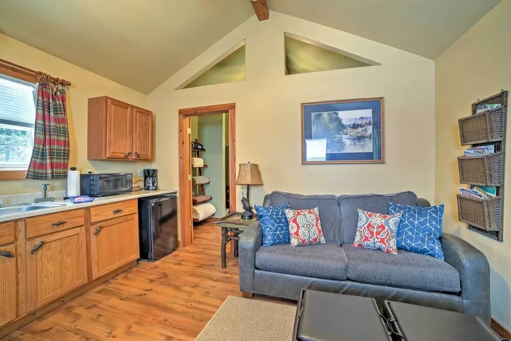 4 Mi to Museums: Cozy Branson Cabin