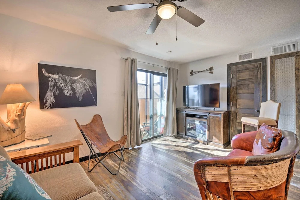 4 Mi to Dtwn: Rustic Fort Worth Apt